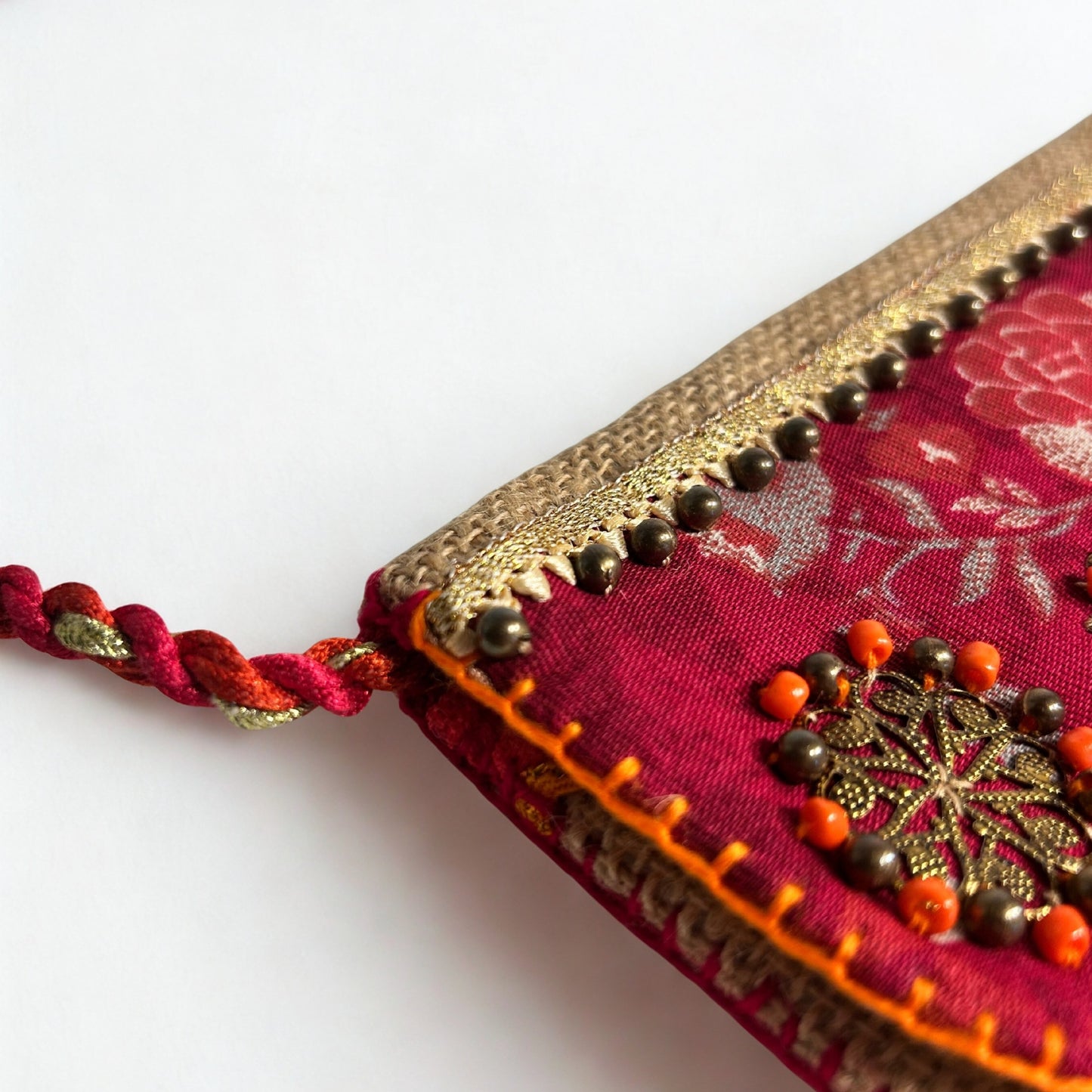 NATURAL JUTE CLUTCH BAG WITH MAROON AND ORANGE ACCENTS